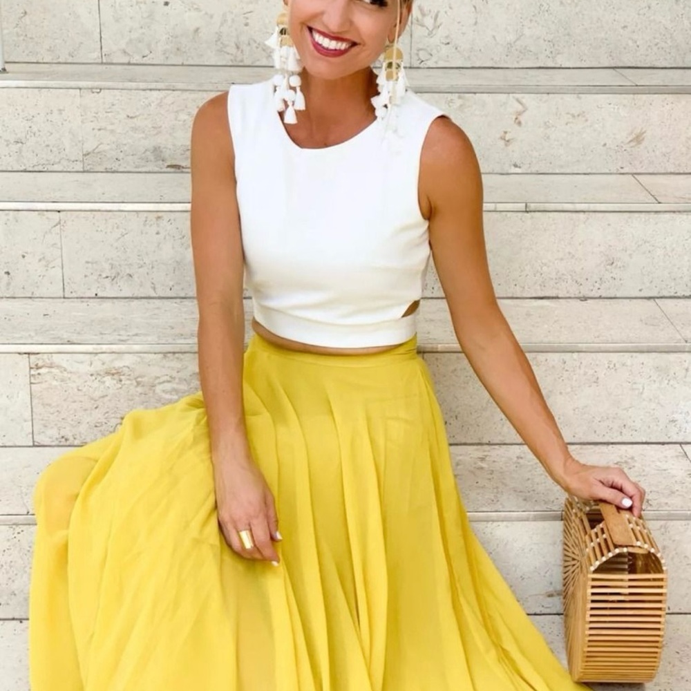 A FAN OF BOWKNOT CROP TOP IN WHITE